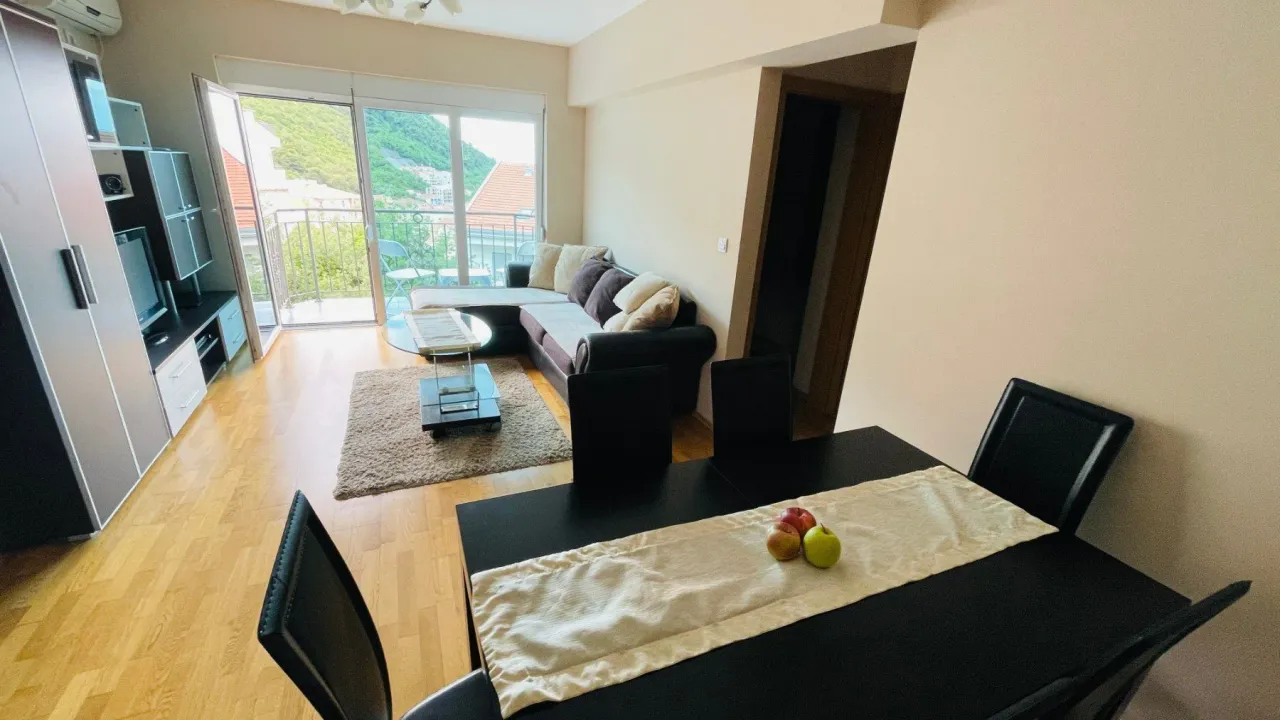 Izdavanje, dvosoban stan, 60m², Budva, Crna Gora