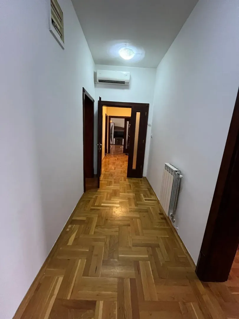 Izdavanje, četvorosoban stan, 150m², Stari Aerodrom, Podgorica