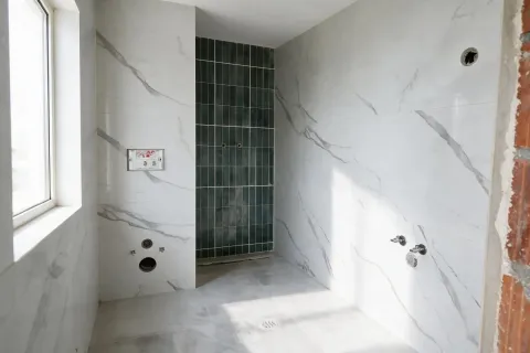 Kupatilo u fazi renoviranja sa mermernim pločicama i ugrađenim instalacijama. - image 6