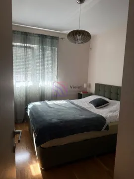 Namještena spavaća soba sa bračnim krevetom i prozorom. - image 7