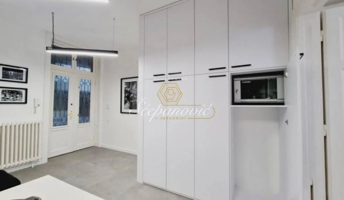 Izdavanje, četvorosoban stan, 115m², Centar, Novi Sad