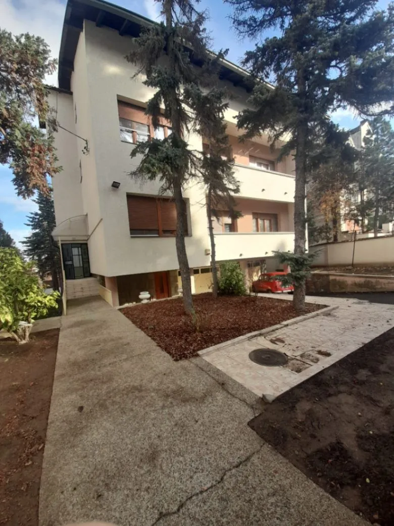 Izdavanje,  kuća, 600m2, Dedinje Rtv Pink, Dedinje, Beograd