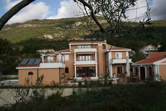 Eksterijer prostrane kuće podno brda.