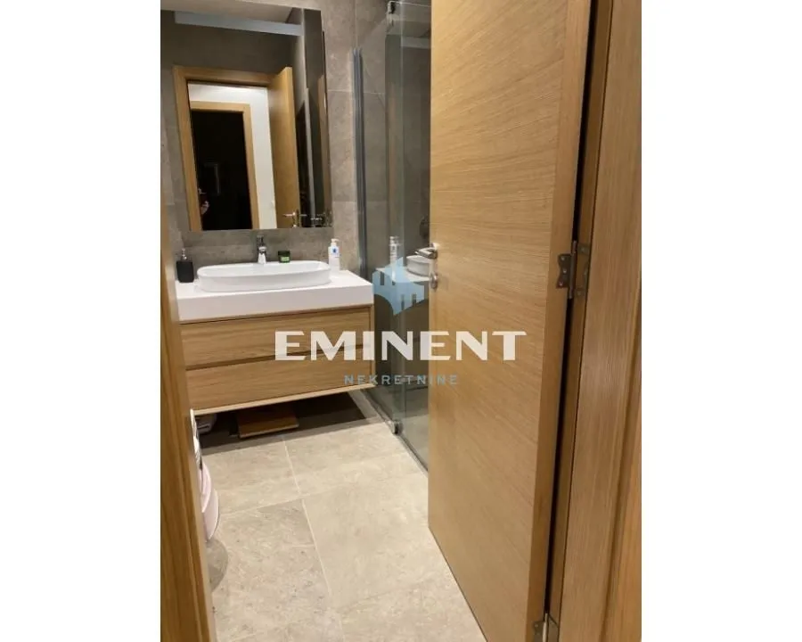 Izdavanje, trosoban stan, 88m², Savski Venac, Beograd