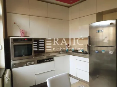 Moderna kuhinja sa belim elementima i ugrađenim kućnim aparatima. - image 7