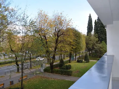 Izdavanje, dvosoban stan, 75m², Preko Morače, Podgorica - image 1