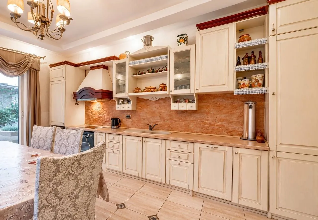Izdavanje, kuća, 200m², Bečići, Budva