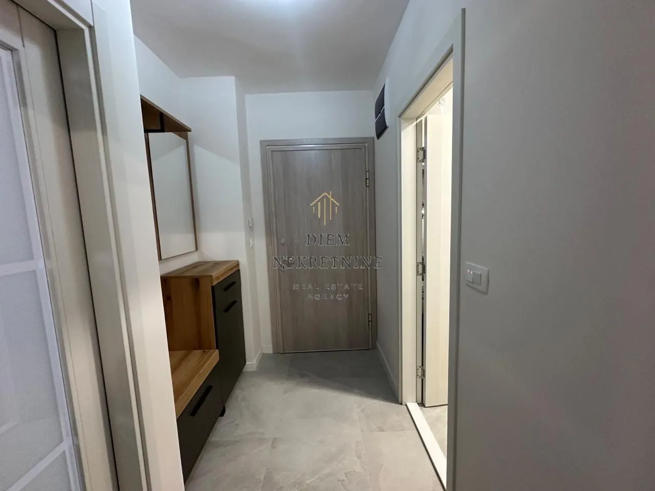 Izdavanje, jednosoban stan, 49m², Central Point, Podgorica