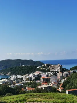 Pogled na grad, brda i more sa nekretnine. - image 2