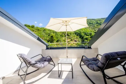 Rent, three bedroom apartment, 115m², Bečići, Budva - image 11