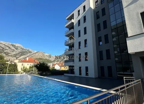 Eksterijer moderne stambene zgrade sa bazenom u dvorištu i pogledom na planine. - image 14