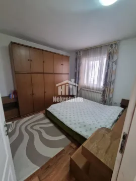 Nameštena spavaća soba sa bračnim krevetom, velikim drvenim ormarom i prozorom. - image 17