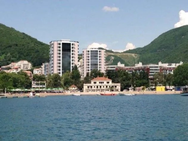 Izdavanje, dvosoban stan, 74m², Centar, Budva