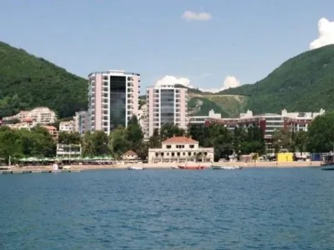 Izdavanje, dvosoban stan, 74m², Centar, Budva