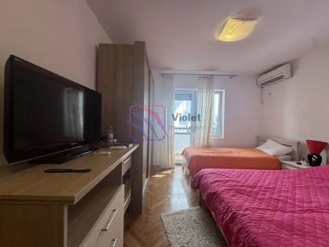 Namještena spavaća soba sa dva kreveta, TV-om i garderoberom. - image 12