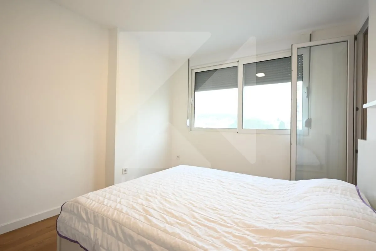 Bedroom with a double bed and access to the terrace.