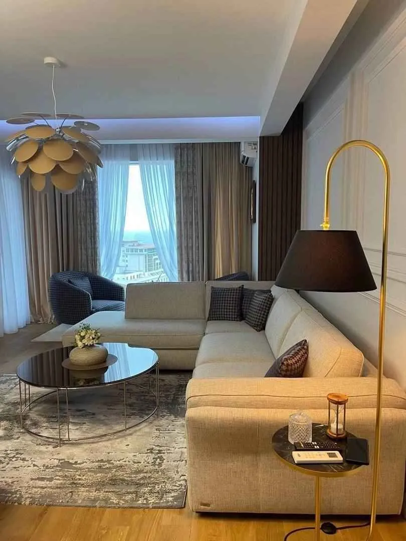 Udobna dnevna soba sa ugaonom garniturom, stočićem i modernim osvjetljenjem.