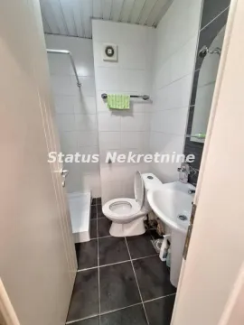 Manje kupatilo sa tuš kabinom, umivaonikom i wc šoljom. - image 7