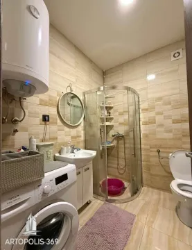 Kupatilo opremljeno tuš kabinom, umivaonikom, toaletom i veš mašinom. - image 5