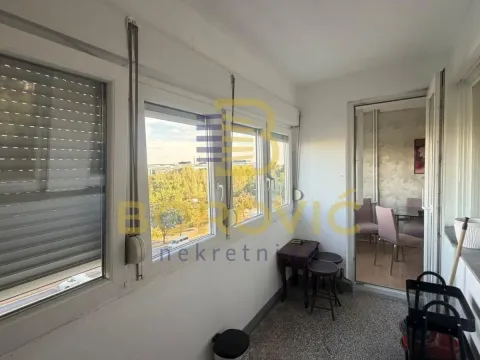 Zastakljeni balkon sa prozorima i pogledom na zelenilo. - image 8