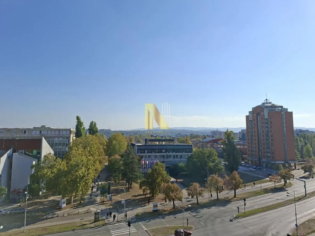 Pogled sa terase na gradsku ulicu i okolne zgrade.