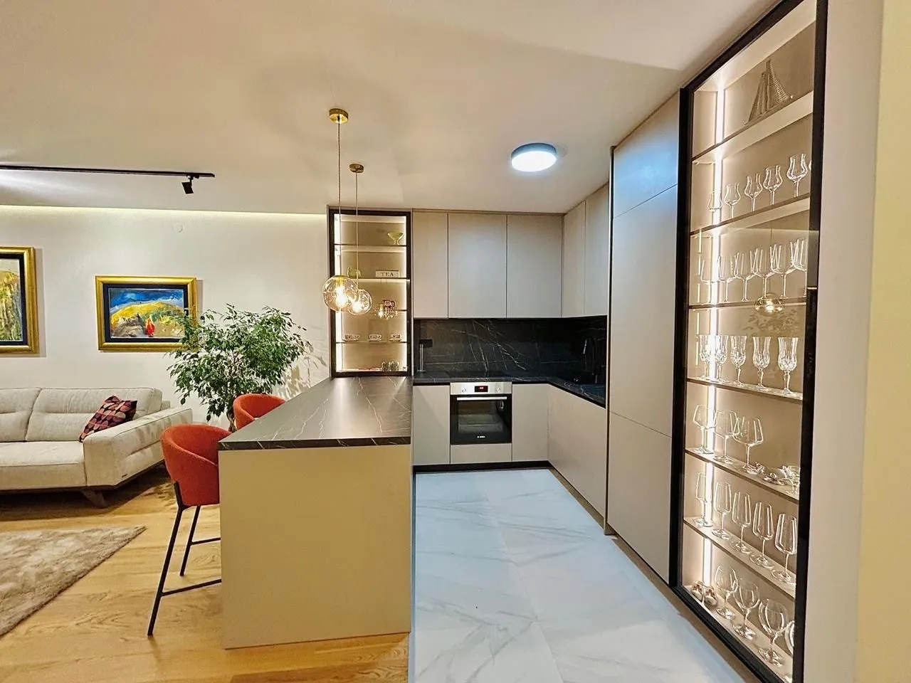 Izdavanje, dvosoban stan, 108m², Central Point, Podgorica