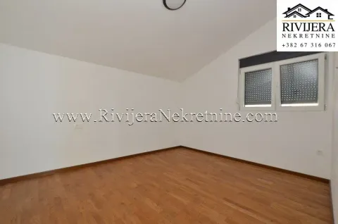 Prazna soba sa laminatom i prozorom pod kosim krovom. - image 9