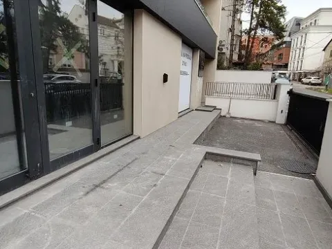 Prodaja, poslovni prostor, 210m², Autokomanda, Voždovac Sve Podlokacije - image 2