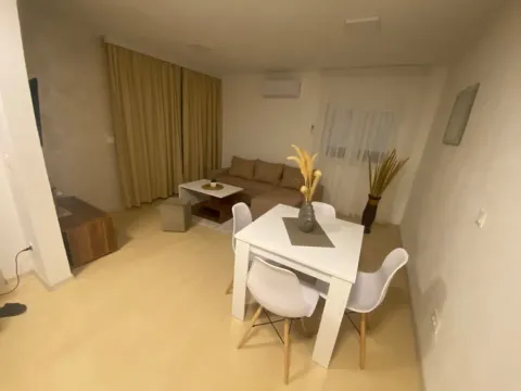 Izdavanje, kuća, 60m², Radanovići, Kotor