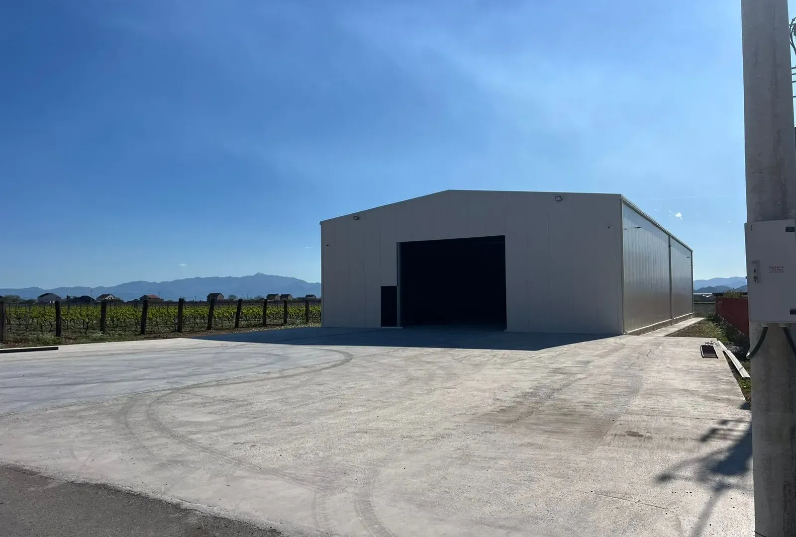 Izdavanje, poslovni prostor, 585m², Stari Aerodrom, Podgorica