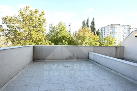 Spacious unfurnished terrace with a view of surrounding greenery and buildings. - image 4