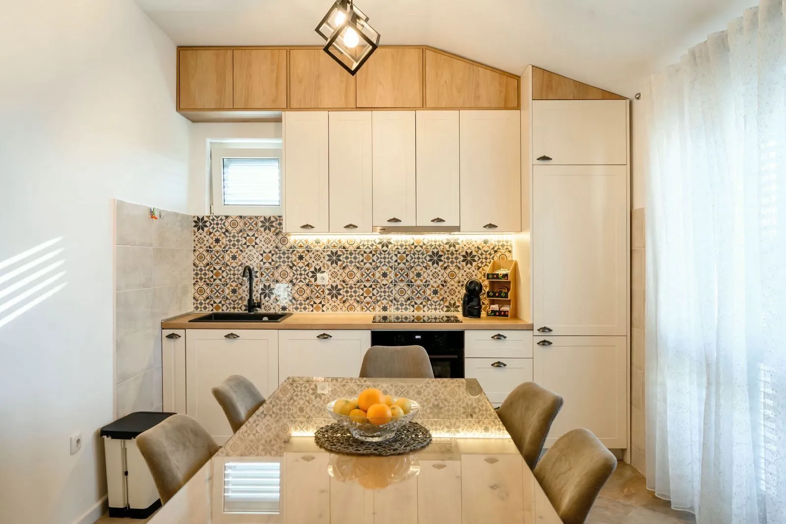 Izdavanje, trosoban stan, 120m², Mrčevac, Tivat