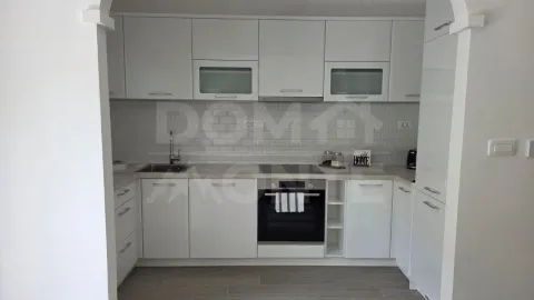 Moderna bijela kuhinja sa ugrađenom rernom i elementima. - image 6