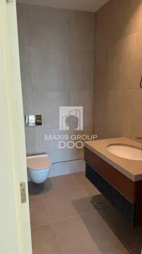 Moderno kupatilo sa umivaonikom, konzolnom šoljom i sivim pločicama. - image 13