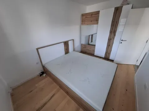 Spavaća soba sa bračnim krevetom i ormarom. - image 7