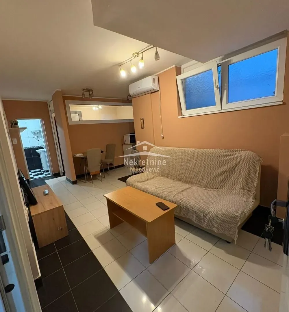 Izdavanje, jednosoban stan, 37m², Šumice, Beograd