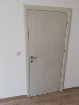Svijetla unutrašnja vrata sa drvenom teksturom i metalnom kvakom. - image 10