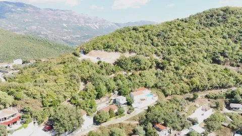 Pogled iz vazduha na imanje okruženo šumom i planinama. - image 3