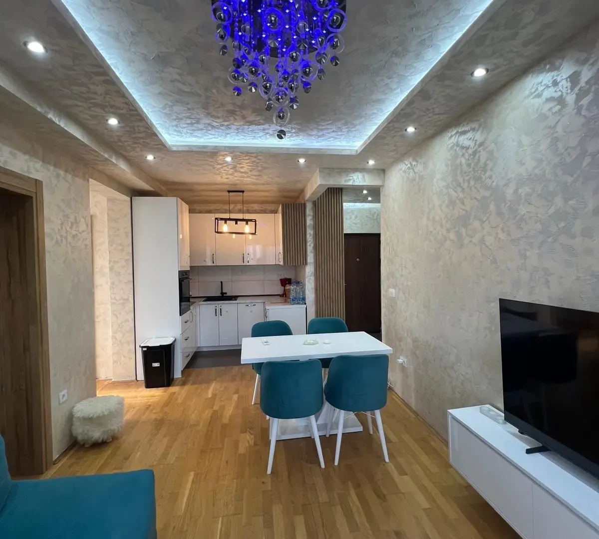 Izdavanje, trosoban stan, 100m², Stari Aerodrom, Podgorica