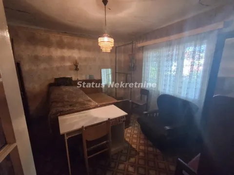 Starija spavaća soba sa krevetom, foteljom i prozorom. - image 13