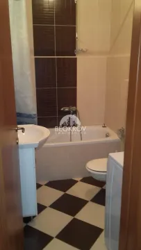 Manje kupatilo sa kadom, umivaonikom i wc šoljom. - image 8