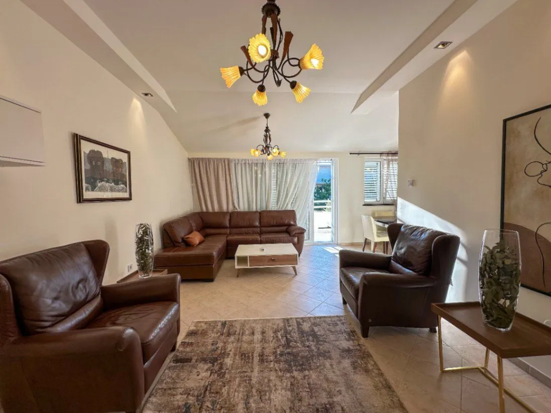 Izdavanje, trosoban stan, 114m², Momišići, Podgorica