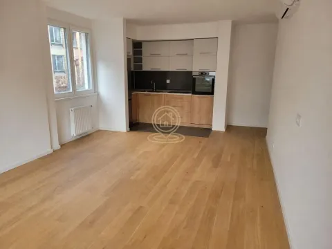 Dnevna soba sa kuhinjom i drvenim podom. - image 10