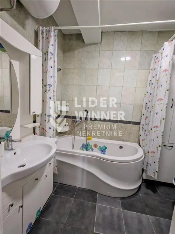 Izdavanje, četvorosoban stan, 120m², Petlovo Brdo, Beograd