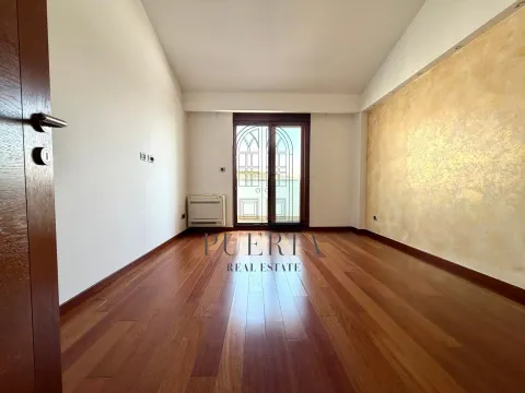 Prazna soba sa drvenim podom i dekorativnim zidom. - image 14