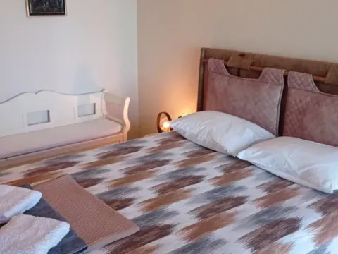 Izdavanje, dvosoban stan, 81m², Dobrota, Kotor - image 11