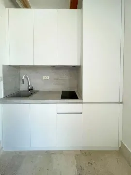 Manja bijela kuhinja sa sudoperom i ugradnom pločom. - image 8