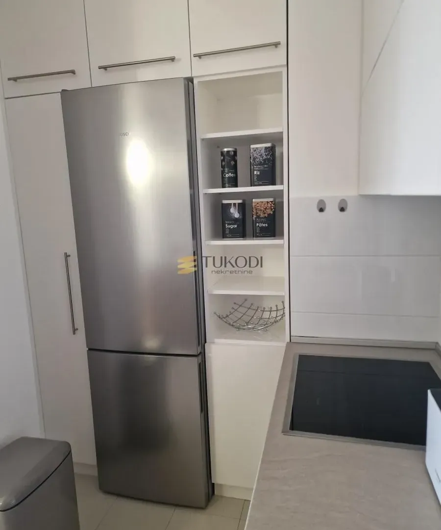 Izdavanje, trosoban stan, 105m², Centar, Novi Sad