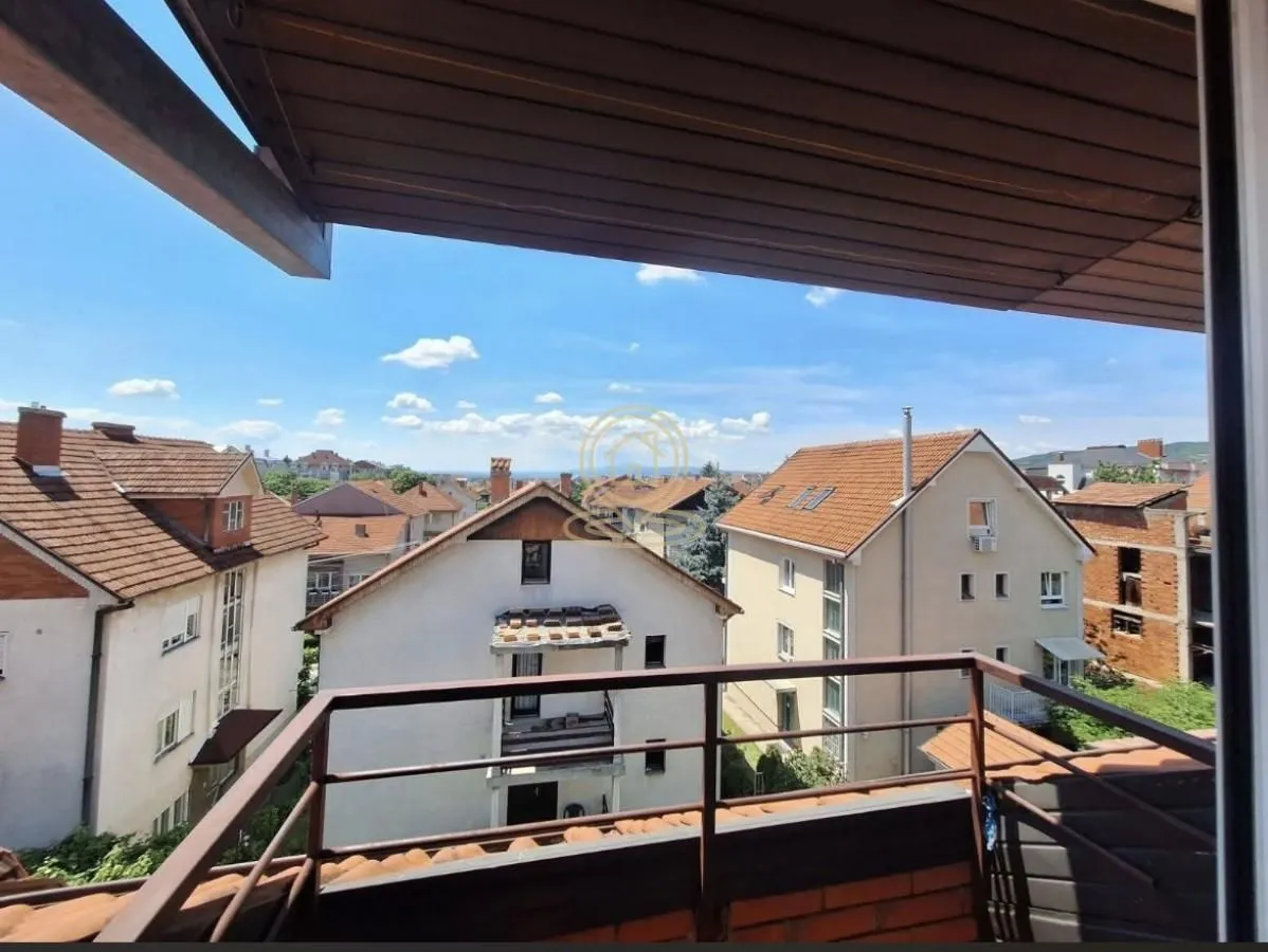 Pogled sa terase na okolne zgrade i naselje.