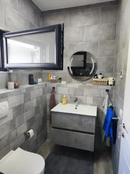 Moderne kupatilo sa sivim pločicama, umivaonikom i wc šoljom. - image 10
